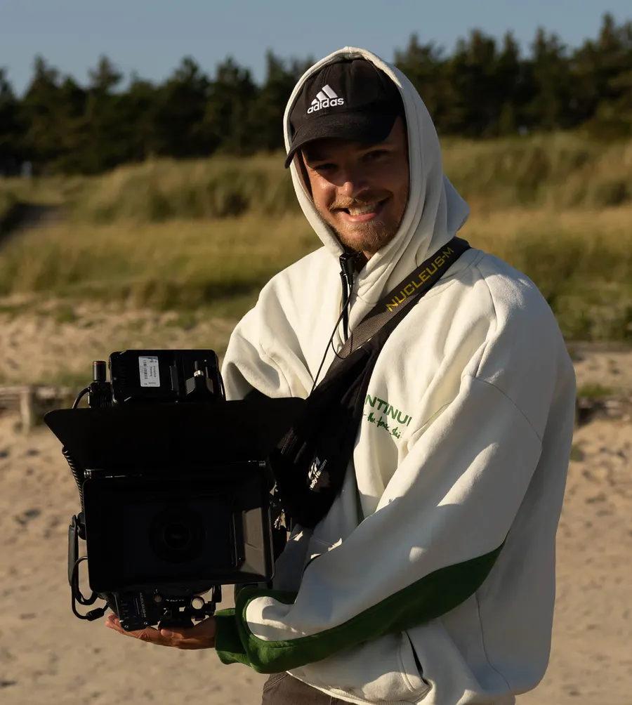 Jendrik Buschmann bei Videoaufnahmen mit der Kamera